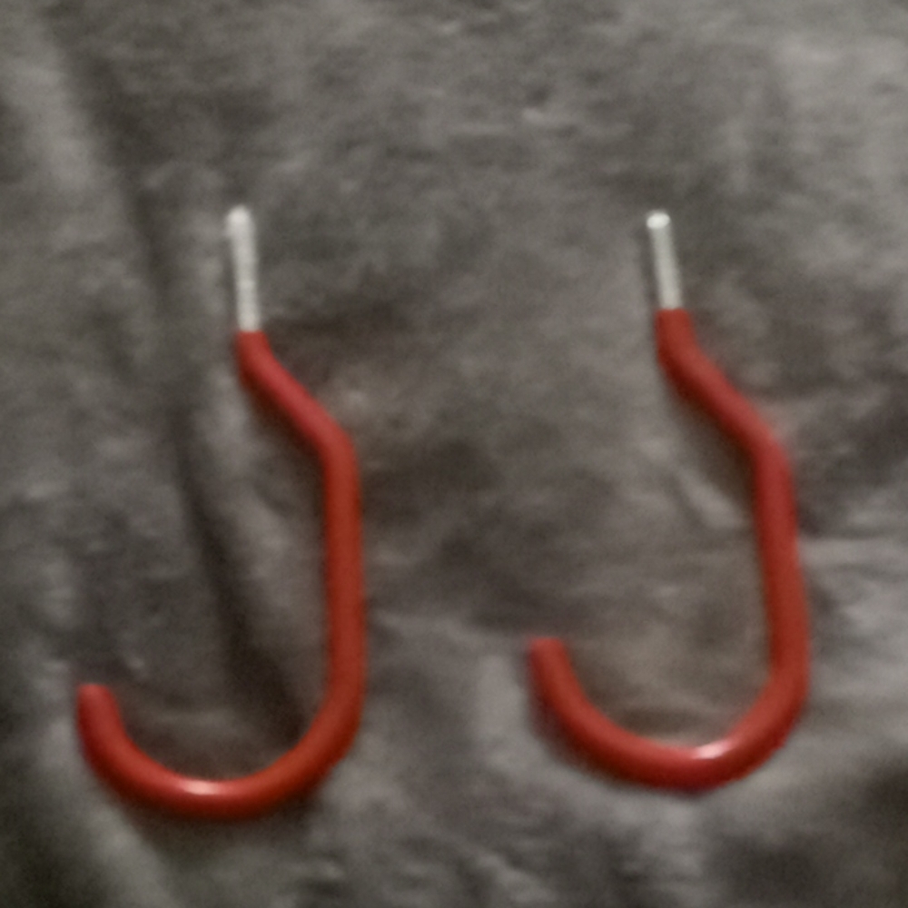 4 red hooks - Picture 3 of 5